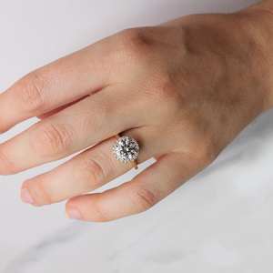 Anillo de compromiso de Halo de CZ blanco de corte redondo de 10mm con piedras de acento banda de oro propuesta de aniversario de Boda nupcial joyería de mujer - Product Image 4