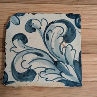Carreaux en céramique portugaise rétro faits à la main, tons rouge et bleu avec des motifs géométriques linéaires pour la décoration intérieure de salle de bain