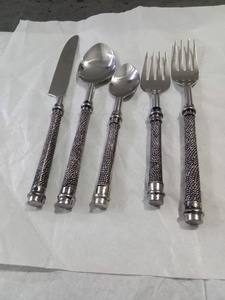 การออกแบบช้อนและชุดช้อนส้อมที่กำลังเป็นที่นิยม ทำจากโลหะคุณภาพสูง ใช้ในบ้านและร้านอาหาร - Product Image 4