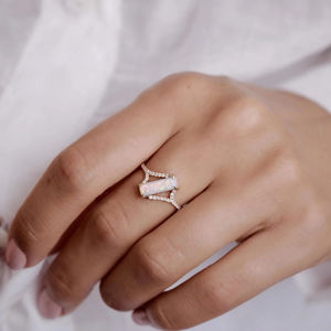 Bague de fiançailles et de mariage luxueuse pour femme, trois pierres en moissanite émeraude, plaquée or argent 18 carats, sertie à griffes, certifiée IGI - Product Image 5