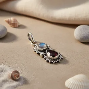 Pendentif unisexe Art Palace Vintage en argent 925 avec grenat et pierre de lune sertis en forme de goutte d'eau, idéal pour le quotidien, style Rajasthan - Product Image 1