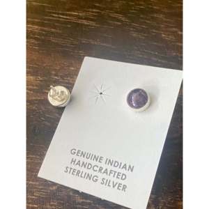 Pendientes de botón de plata de ley y ostra espinosa morada hechos por Navajo con engaste de amatista incrustado - Product Image 5