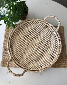 Bandeja de mimbre de bambú moderna hecha a mano con asa, bandeja redonda tejida de pared alta para servir alimentos, uso multiusos - Product Image 4