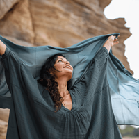Vestido Maxi Kaftán Bohemio de Algodón Gasa Teñido Liso con Cintura Natural, Dobladillo Acampanado Hecho a Mano, Cuello en V, Manga Larga y Abertura Alta
