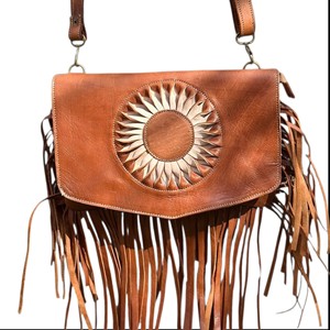 Sac à bandoulière de soirée en cuir gaufré floral à franges, forme selle, élégant et vintage, avec fermeture éclair, fait main, pour femme - Product Image 1