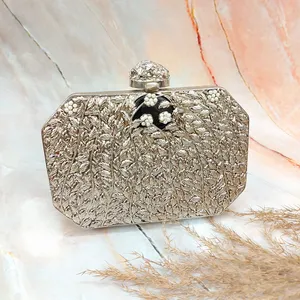 Pochette classique en laiton nacre avec finition dorée mariage avec superposition de nacre scintillante pour les fêtes - Product Image 3