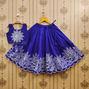 ชุดเลเฮนกาโชลีเด็กยาวคลุมพื้น ปักลายดอกไม้สีน้ำเงินรอยัล ของชอริยัม แฟชั่น |   ขายส่งชุดเดรสสำหรับงานปาร์ตี้ งานแต่งงาน งานดีวาลี และงานเมเฮนดีสำหรับเด็กผู้หญิง - Product Image 1
