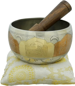 Un vieux bol chantant peu profond avec des dessins gravés élaborés, y compris un motif circulaire central et des motifs environnants. - Product Image 6