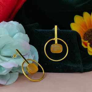 Pendientes colgantes de moda contemporánea para niñas en forma de círculo con piedra moissanita central Diseño minimalista y fusión de brillo máximo - Product Image 4