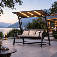 Fauteuil balançoire d'extérieur moderne FLD5014 de qualité professionnelle avec toit en PC et LED solaires, canapé balançoire en aluminium 3 places pour hôtel, complexe hôtelier, villa, jardin
