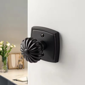 Bouton élégant en noir avec gravure florale et détails artistiques, parfait pour les tiroirs de placard, le style des portes et la décoration moderne de la maison - Product Image 1