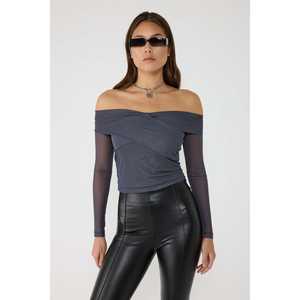 Blusa de tul con hombros descubiertos - Product Image 3