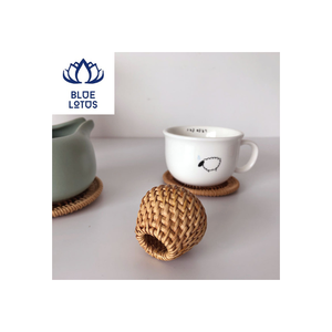 Support de couvercle élégant en rotin parfait pour ajouter une touche de nature à votre cuisine tout en tenant les couvercles de théière en toute sécurité - Product Image 1