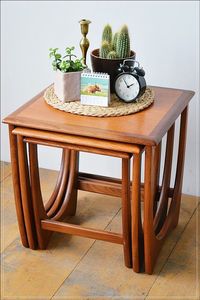 Table gigogne en bois fabriquée à la main avec un design sculpté unique, parfaite pour la décoration du salon et de la chambre - Product Image 6