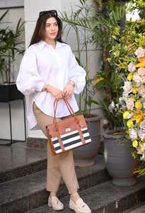 Elegante bolso de mano a rayas en blanco y negro con cierre dorado y correa de hombro desmontable para uso diario y formal - Product Image 5