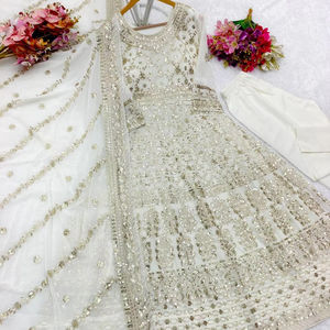 ชุดเดรสงานแต่งงานดีไซน์ใหม่สำหรับงานปาร์ตี้และงานดิวาลี พร้อมชุดกางเกงและผ้าคลุมไหล่ ผ้าฟ็อกซ์จอร์เจตต์เนื้อหนาแบบกลับด้านได้ - Product Image 1