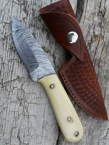 Couteau skinner de chasse en acier damas fait à la main sur mesure manche en résine partiellement dentelé épingles en mosaïque gaine en cuir de 3 ans - Product Image 4