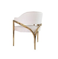 Chaise industrielle en métal construite avec une structure en acier robuste, idéale pour les salles à manger élégantes, les bureaux et les intérieurs contemporains