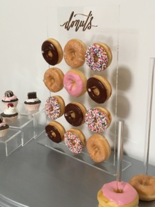 Encantadora exhibición de pared de donas personalizada Una dulce delicia para bodas para transformar su recepción - Product Image 2