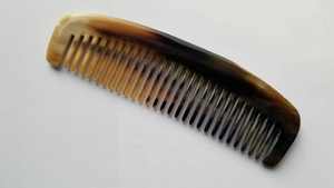 Peine para el Cabello CRAFT EXIM Hecho a Mano con Cuerno Natural de Color Natural y Grabado a Mano para el Cuidado Diario y un Cabello Suave - Product Image 4