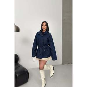Veste en jean avec détail de plissé à la taille 6145 - Bleu marine style Slap - Product Image 2