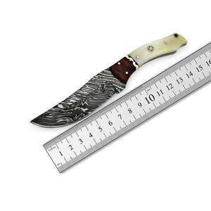 Couteau de survie et de dépeçage artisanal en acier Damas avec manche en bois et étui en cuir OEM - Product Image 1