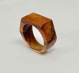 Anillo de madera personalizable con detalles grabados y acabado liso, que ofrece un toque personal único para el día a día. - Product Image 4