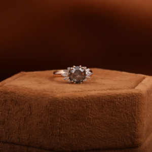 Anillo de compromiso clásico con diamantes de corte almohada de 1.20 TCW, diamantes de corte sal y pimienta, y diamantes en racimo de corte pera y baguette, certificado IGI - Product Image 1