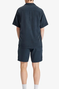 Estilo y comodidad con estos elegantes pantalones cortos de mezclilla azul oscuro con un diseño minimalista moderno perfecto para cualquier ropa casual - Product Image 3