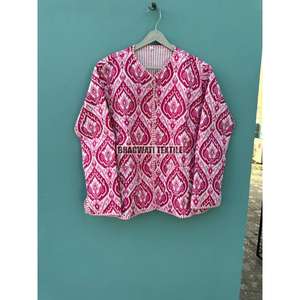 Veste polaire matelassée indienne à la main pour femmes Manteau d'hiver court en coton réversible pour filles Techniques imprimées pour la saison d'automne - Product Image 1