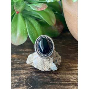 Anillo de Ónix y Plata de Ley Hecho por Artesanos Navajo, Talla 6, Patrón Geométrico, Conjunto de Joyería de Platino, Estilo Boho y Hip-Hop, Uso Diario - Product Image 1