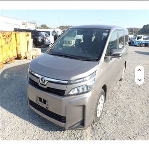 Véhicules d'occasion légèrement usagés : Toyota Voxy X 2020, 1980cc, 2 roues motrices, type minivan. - Product Image 1