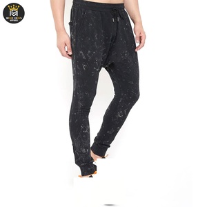 Pantalones de chándal clásicos para hombre con lavado ácido con ajuste relajado y bolsillos laterales profundos Joggers de lavado ácido suave con aspecto de ropa de calle elegante - Product Image 1