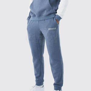 Survêtement pour homme performant avec tissu léger et doux et design respirant pour les activités de plein air - Product Image 4