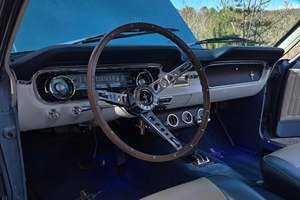 Ford Mustang Coupé de 1965 Usado en Buen Estado, Restaurado, Motor V8 de 289 Pulgadas Cúbicas, Dirección Asistida, Techo de Vinilo - Product Image 4