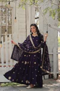 Vente en gros de vêtements pakistanais fournis en usine Robe Anarkali avec col en V fantaisie à prix abordable - Product Image 4