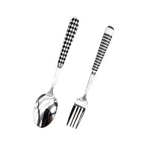 Ensemble de couverts élégant avec manche blanc et motif noir pour la présentation en cuisine, la salle à manger familiale, les repas, les fêtes et le service des invités - Product Image 5