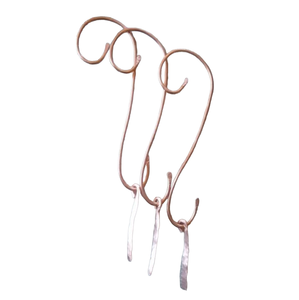 Support de bas en métal blanc au design de haute qualité avec touche moderne Parfait pour la suspension et la décoration de cadeaux de fête élégants - Product Image 6