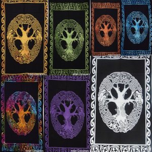 Petite tapisserie murale imprimée de fleurs vertes, belle décoration murale en coton fait main avec un arbre celtique, par des consignants indiens - Product Image 2