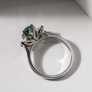 Bague Moissanite verte à trois pierres bague de fiançailles Moissanite ovale et 1.50 carats coupe ronde bague de mariage en or 14 carats trilogie diamant - Product Image 5