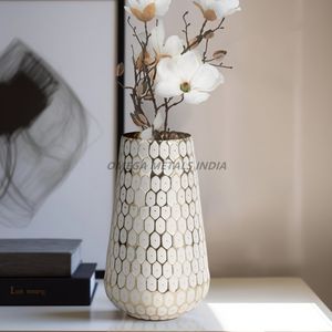 Vases personnalisés en métal de couleur noire élégante avec une forme géométrique moderne et un design élégant parfaits pour l'espace contemporain - Product Image 6