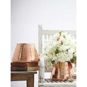 Jarrón de Metal Rústico Antiguo para Decoración del Hogar Clásica y Arreglos Florales Decorativos con Estilo Vintage Artesanal - Product Image 1