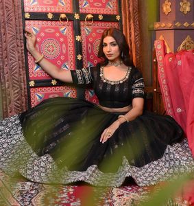 Nouveau mariage ethnique et vêtements de fête Malay Satin soie lourde séquence brodée Lehenga et Choli avec Dupatta brodé - Product Image 3