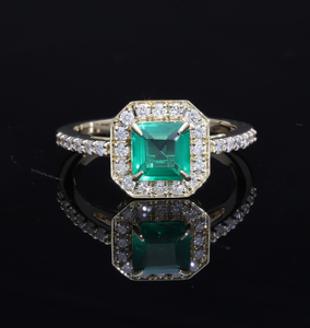 Bague élégante en or 14 carats avec pierre précieuse verte taille émeraude et halo de diamant naturel dans un cadre de coussin carré d'inspiration vintage - Product Image 5