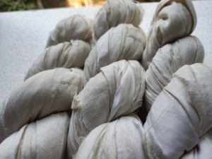 Rubans naturels de soie sari recyclés fabriqués à partir de sari de soie recyclée et de tissus adaptés à la teinture et idéaux pour les projets artisanaux - Product Image 4