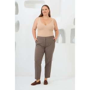 Pantalon en tissu grande taille avec taille élastique et mini fentes, couleur vison - Product Image 4