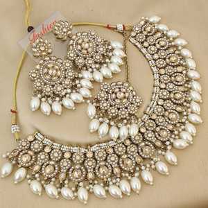 Collar de tendencia de calidad superior con hermosos pendientes y Maang Tikka para mujeres perfecto para bodas, ocasiones especiales - Product Image 4