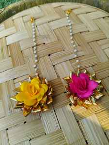 Rose en satin jaune/rose avec Maang Tikka floral en Gota, Bijoux Haldi Mehndi, Cadeau de mariée et de demoiselle d'honneur, Faveur de Pithi, Cadeau de Mayun - Product Image 2