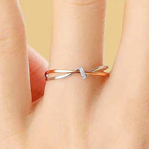 Anillo de Plata con Doble Nudo Chapado en Oro de Hallmark, Moderno y Elegante, para Parejas, Aniversario, Aleación de Titanio, Incrustación en Forma de Luna, Estilo Numérico - Product Image 1