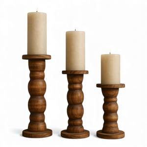 Elegantes Portavelas de Madera Pulida con Detalles Clásicos Tallados para un Ambiente Cálido en el Hogar - Product Image 4